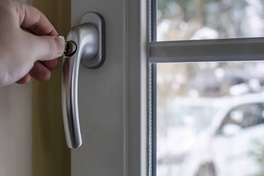 Sicherer Fenstergriff mit Schließzylinder und Schlüssel